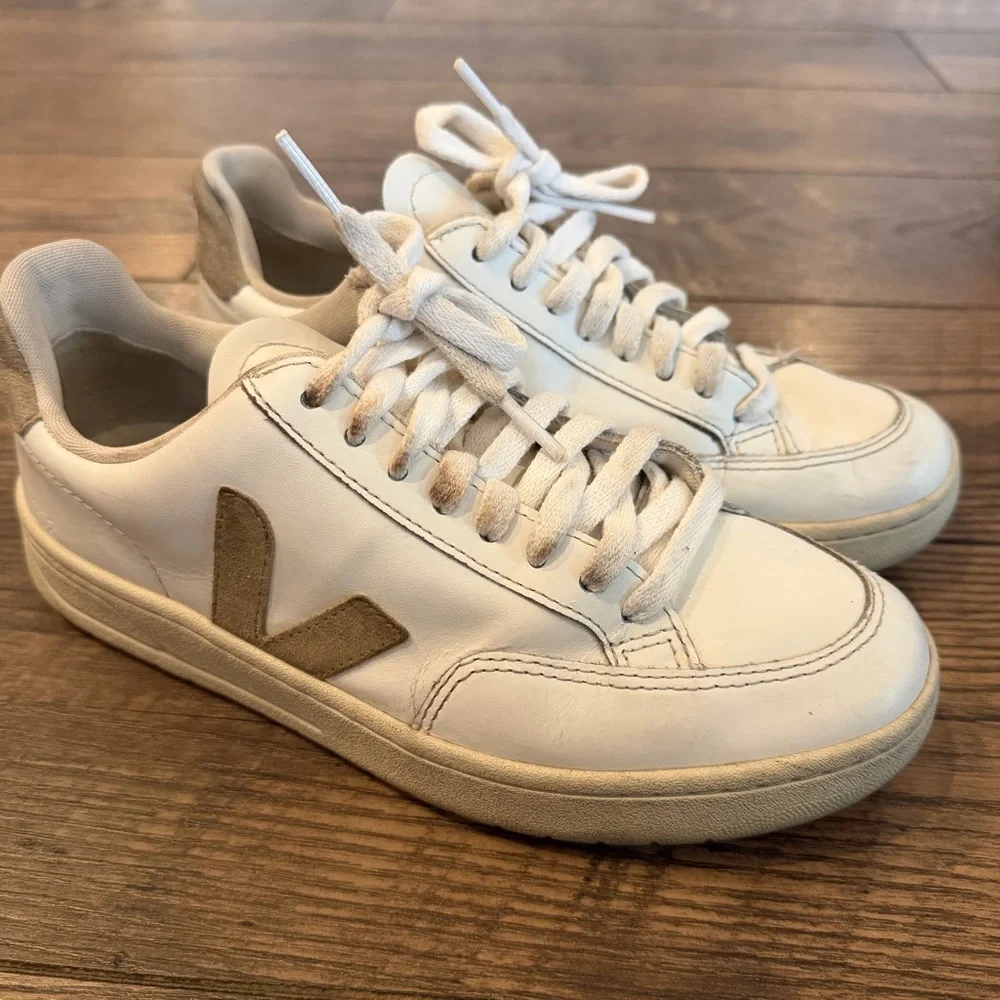 Veja Womens V-12‎ White/Camel Leather Sneakers Size 7
